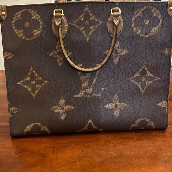 Louis Vuitton Onthego GM Tote Bag - Picture 8 of 9